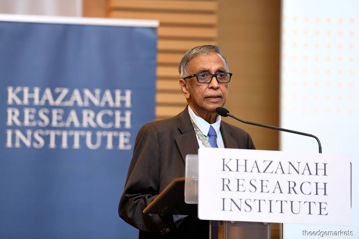  Tan Sri Nor Mohamed Yakcop said the phenomenon of the M40 group needing governmental help to access housing will result if the free market is allowed to build expensive houses. (Photo by Low Yen Yeing/ The Edge)